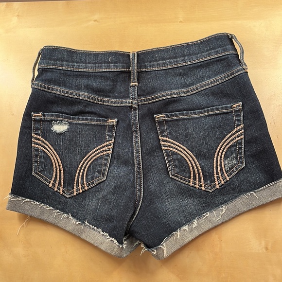 NWOT. Hollister High Rise Dark Wash Blue Jean Short Short. Size 0. - Picture 3 of 6